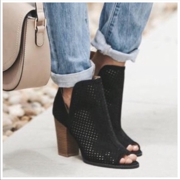 unbranded Shoes - 🛍🎉🆕BLK sueded peep toe stacked heels